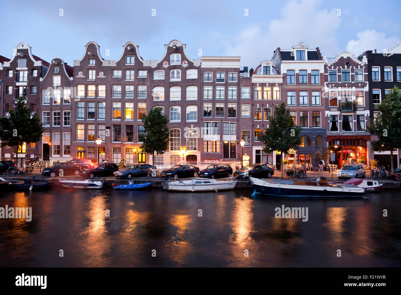 Ciudad canal en penumbra, Amsterdam, Holanda Septentrional, en los Países Bajos Foto de stock