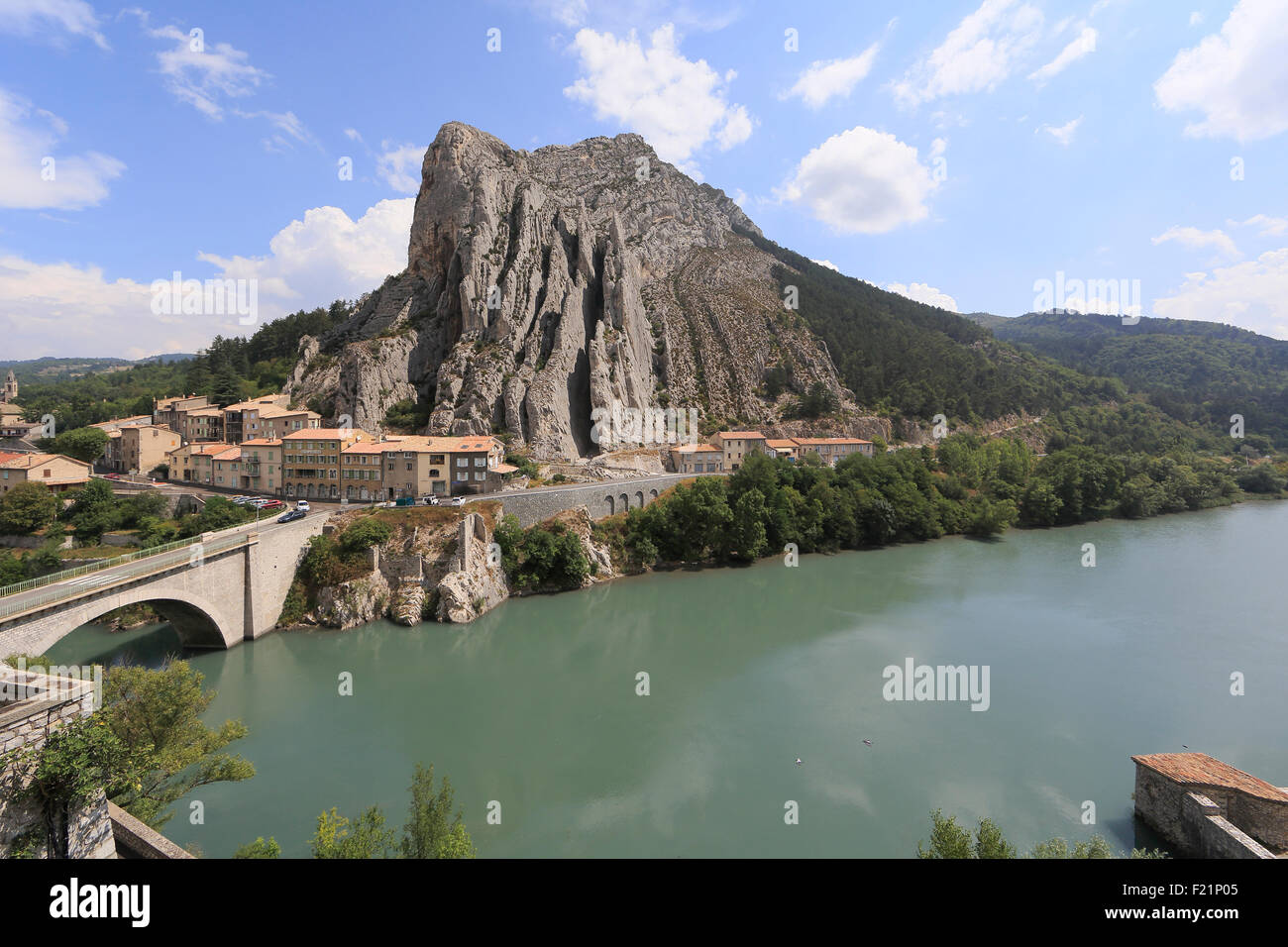 Vista de la Rocher de la Baume y el río Durance, Sisteron, Alpes-de-Haute-Prove, Francia Foto de stock
