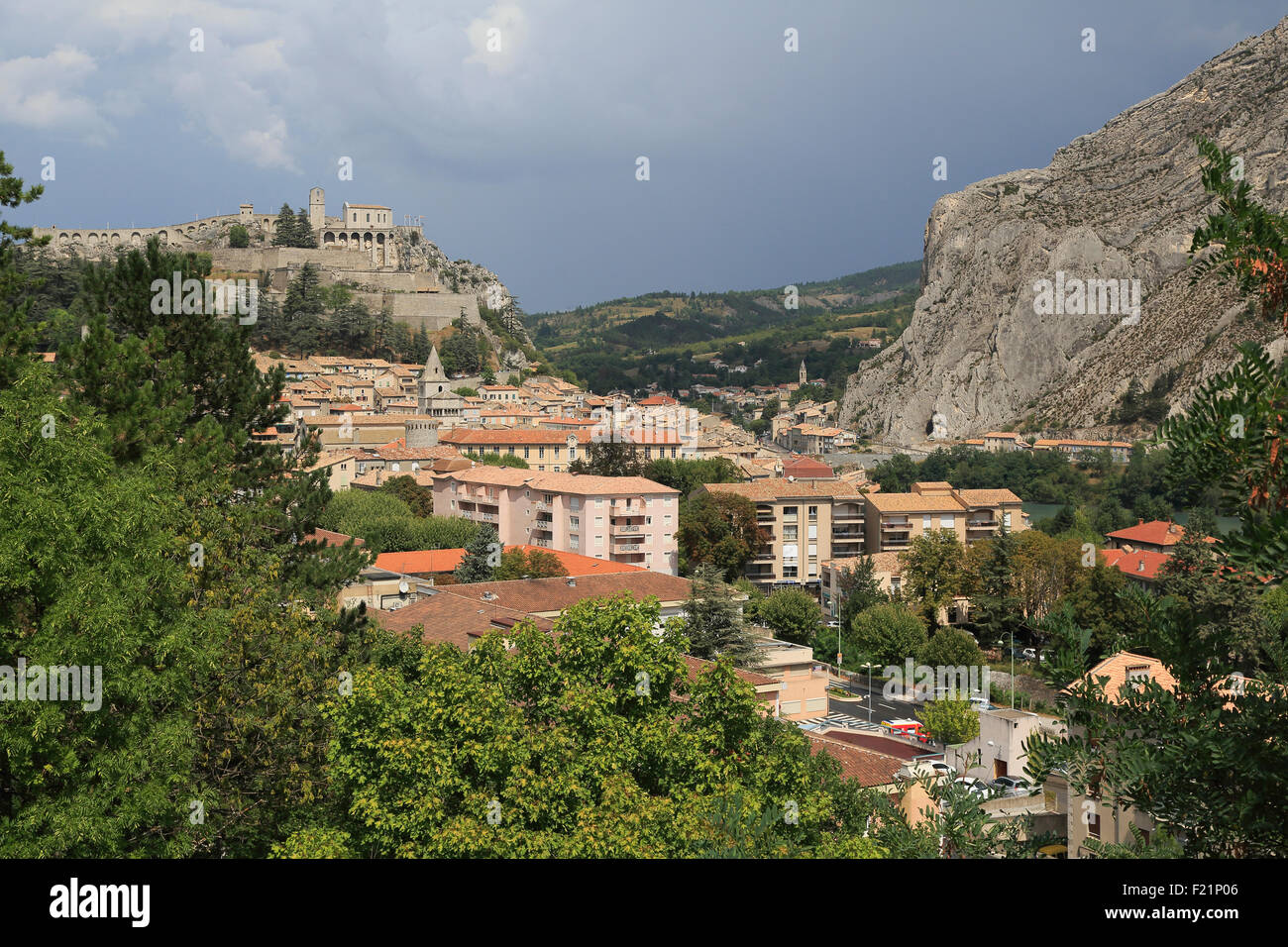 La Ciudadela y la ciudad, Sisteron, Alpes-de-Haute-Prove, Francia Foto de stock