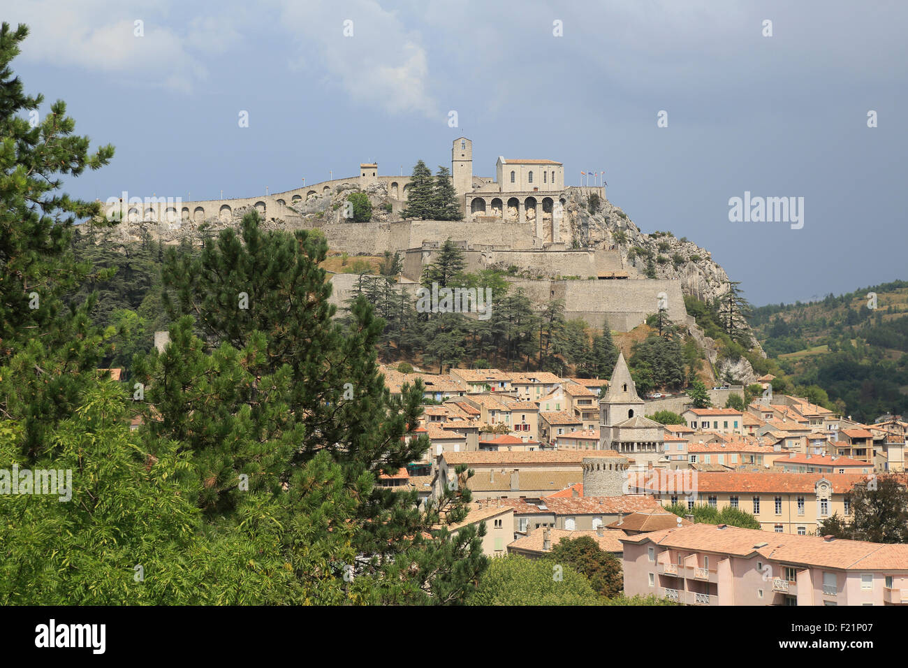 La Ciudadela y la ciudad, Sisteron, Alpes-de-Haute-Prove, Francia Foto de stock