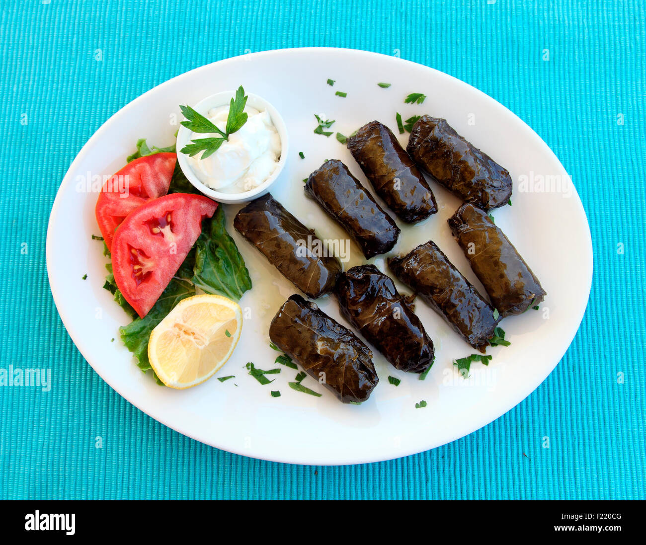Arranque las hojas de parra rellenas griega en el restaurante La