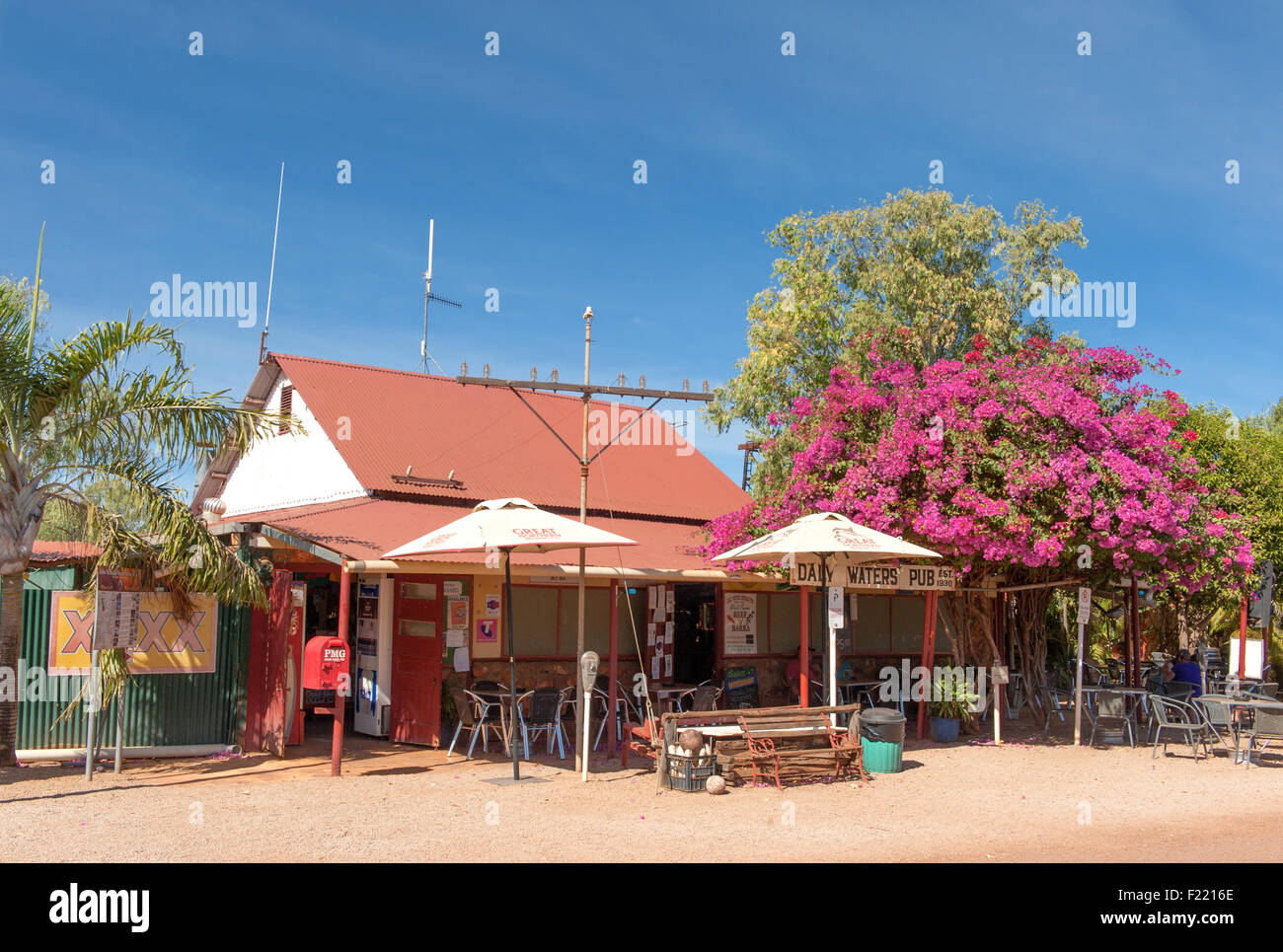 Un outback leyenda del Territorio del Norte: el Daly Waters Pub. Aquí: la entrada y zona de estar exterior Foto de stock