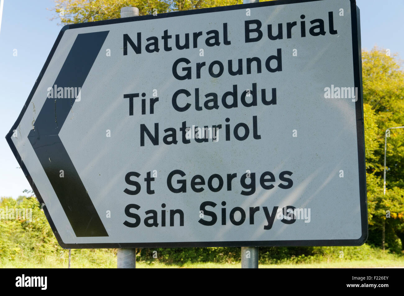 Signo de St Georges Cementerio Natural, Valle de Glamorgan, al sur de Gales, Reino Unido. Foto de stock