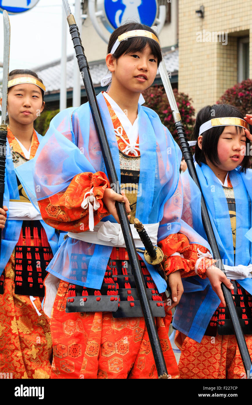 Genji Desfile del Festival. Los niños, niñas, 8-10 años, vestidos como  soldados Ashigaru era Heian, en armadura naranja y azul batas de seda,  portando lanzas Fotografía de stock - Alamy