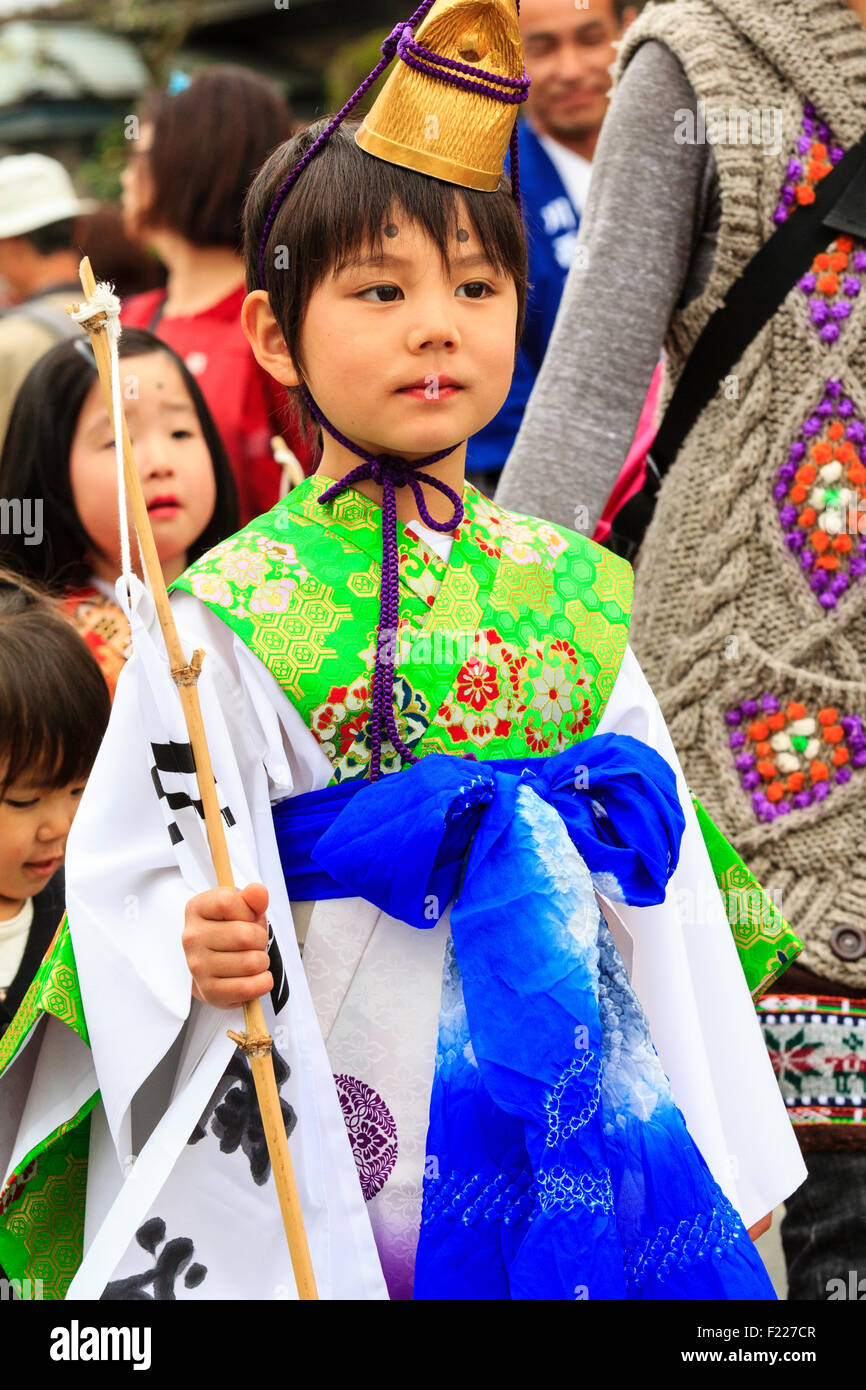 Genji Tada festival. de niños vestidos con trajes de época Heian. Joven, de 6-8 años, sombrero de oro, túnica blanca y camisa verde Fotografía de stock -