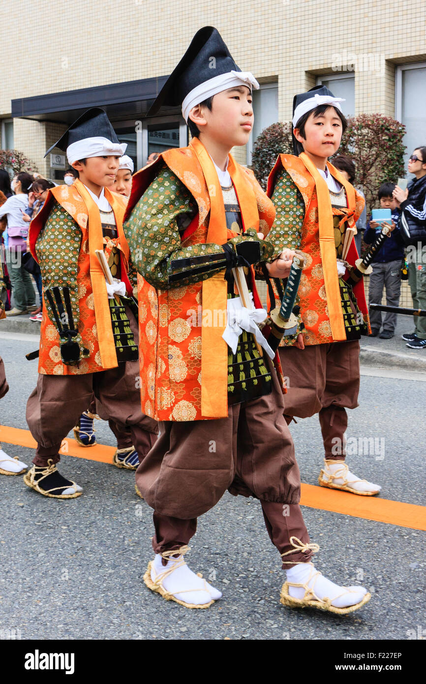 Genji desfile festivo en Japón.Los niños pequeños, niños de 8-10 años,  vestidos como soldados Shimobe desde la era Heian. Armadura verde y túnica  de color naranja Fotografía de stock - Alamy