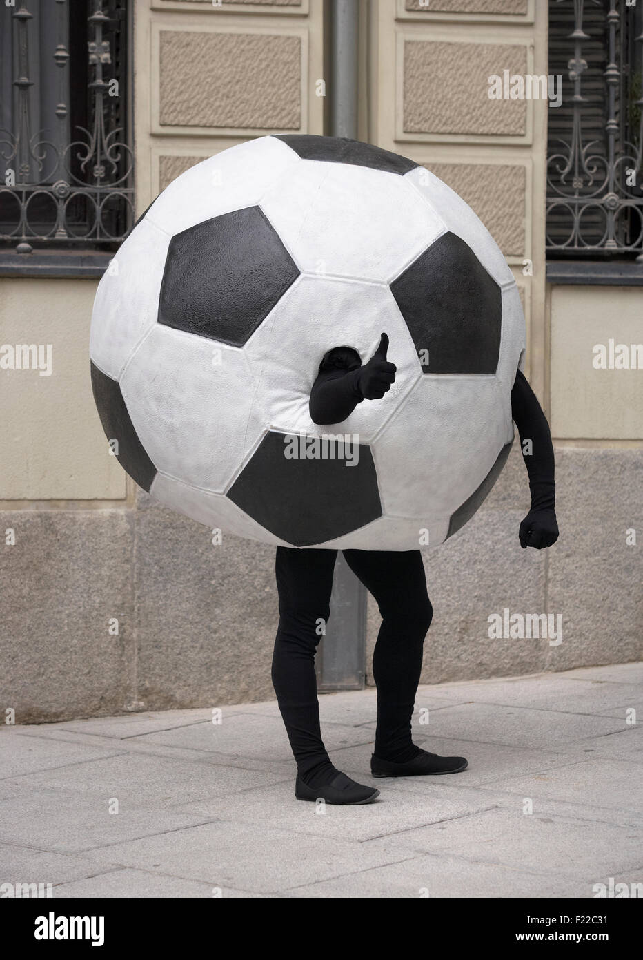 Balón de fútbol disfrazada en una calle con señal OK Fotografía de stock -  Alamy