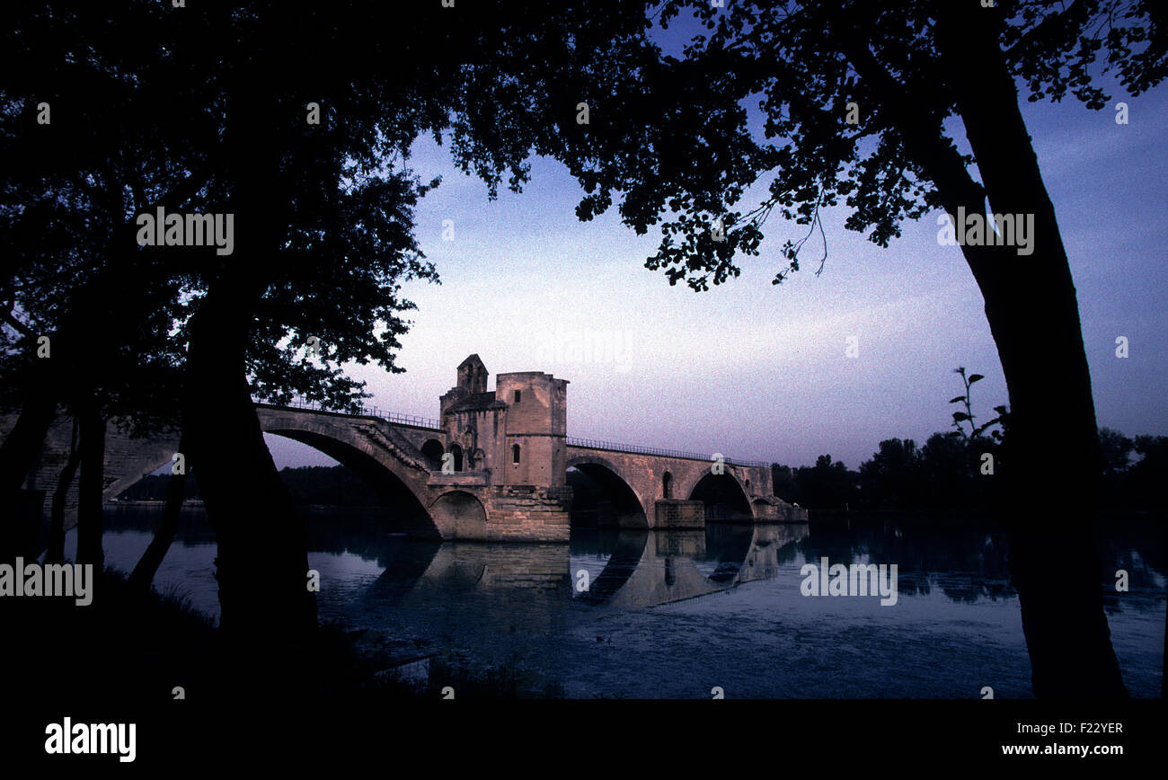 El Pont d'Avignon, Pont Saint-Bénézet al anochecer, Aviñón, sur de Francia. 2000 El Pont Saint-Bénézet (pronunciación francesa: [pɔ̃ sɛ̃ benezɛ]), también conocido como el Pont d'Avignon (IPA: [pɔ̃ daviɲɔ̃]), es un famoso puente medieval de la ciudad de Avignon, en el sur de Francia. Un puente entre el Ródano entre Villeneuve-lès-Avignon y Aviñón, fue construido entre 1177 y 1185. Esta temprana puente fue destruido cuarenta años más tarde, durante la cruzada contra los Albigenses, cuando Luis VIII de Francia asediaron en Avignon. El puente fue reconstruido con 22 arcos de piedra. Era muy costoso mantener como los arcos tienden Foto de stock
