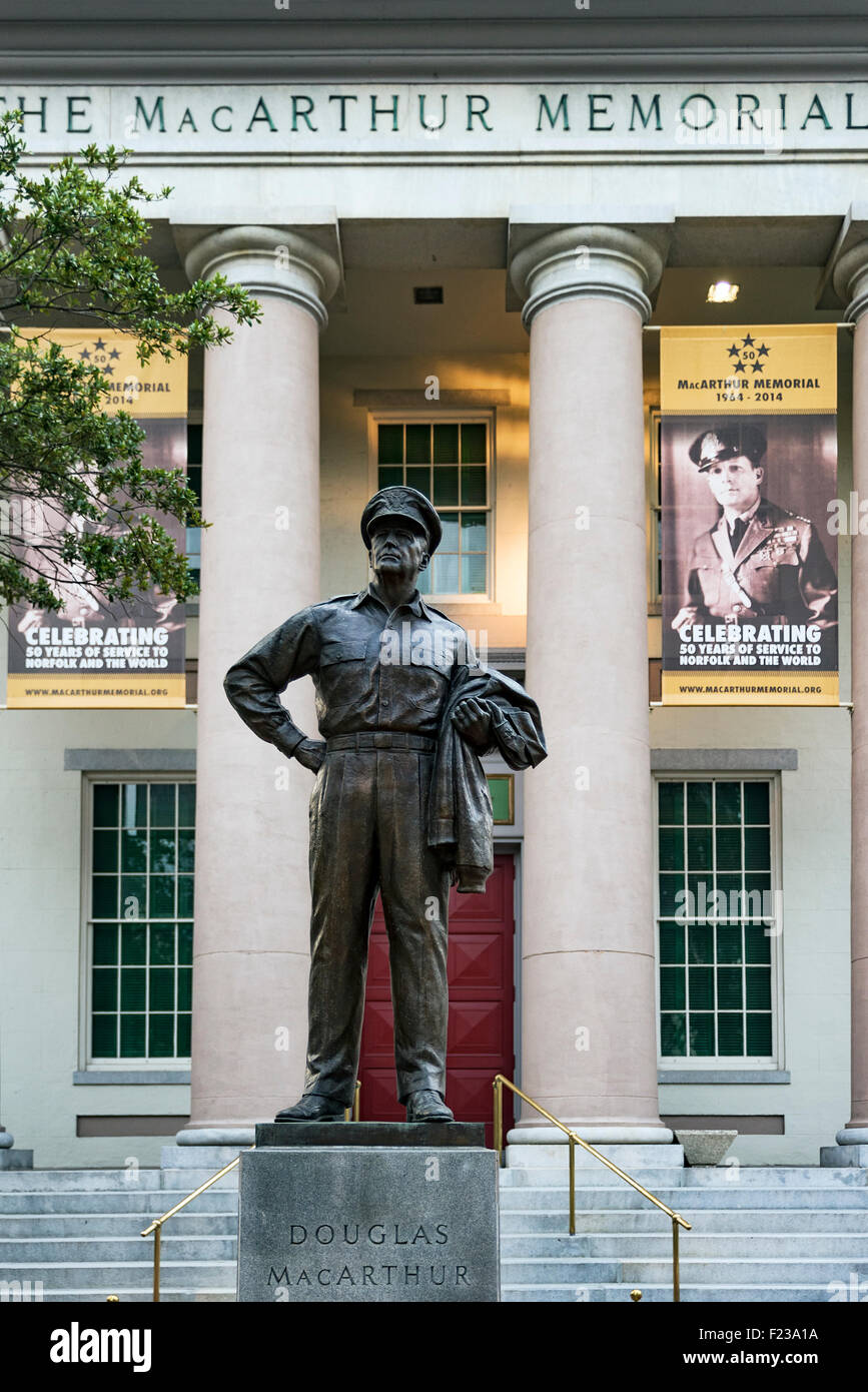 El Museo Memorial de MacArthur y la estatua en Norfolk, Virginia, EE.UU. Foto de stock