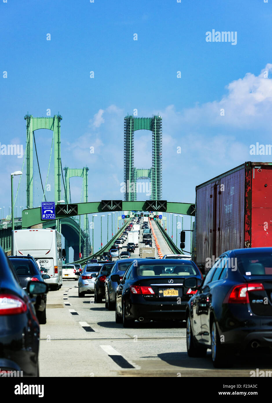 Tráfico pesado cruzando el Delaware Memorial Bridge, Delaware, EE.UU. Foto de stock