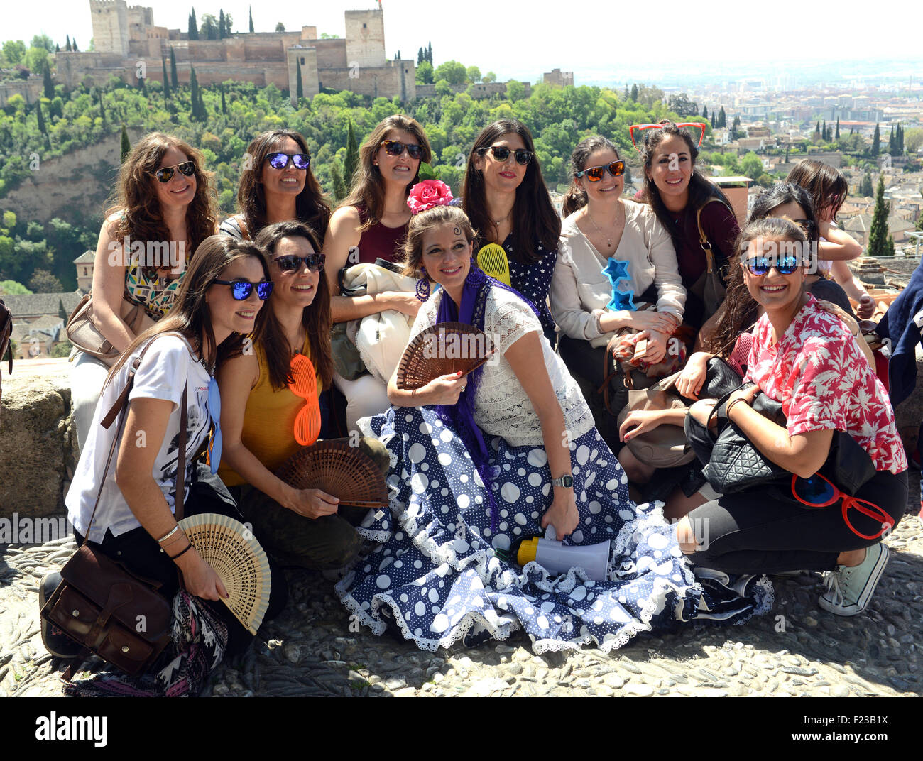 Las mujeres niñas parte divertido fin de semana Granada España fiesta europeo femenino Foto de stock
