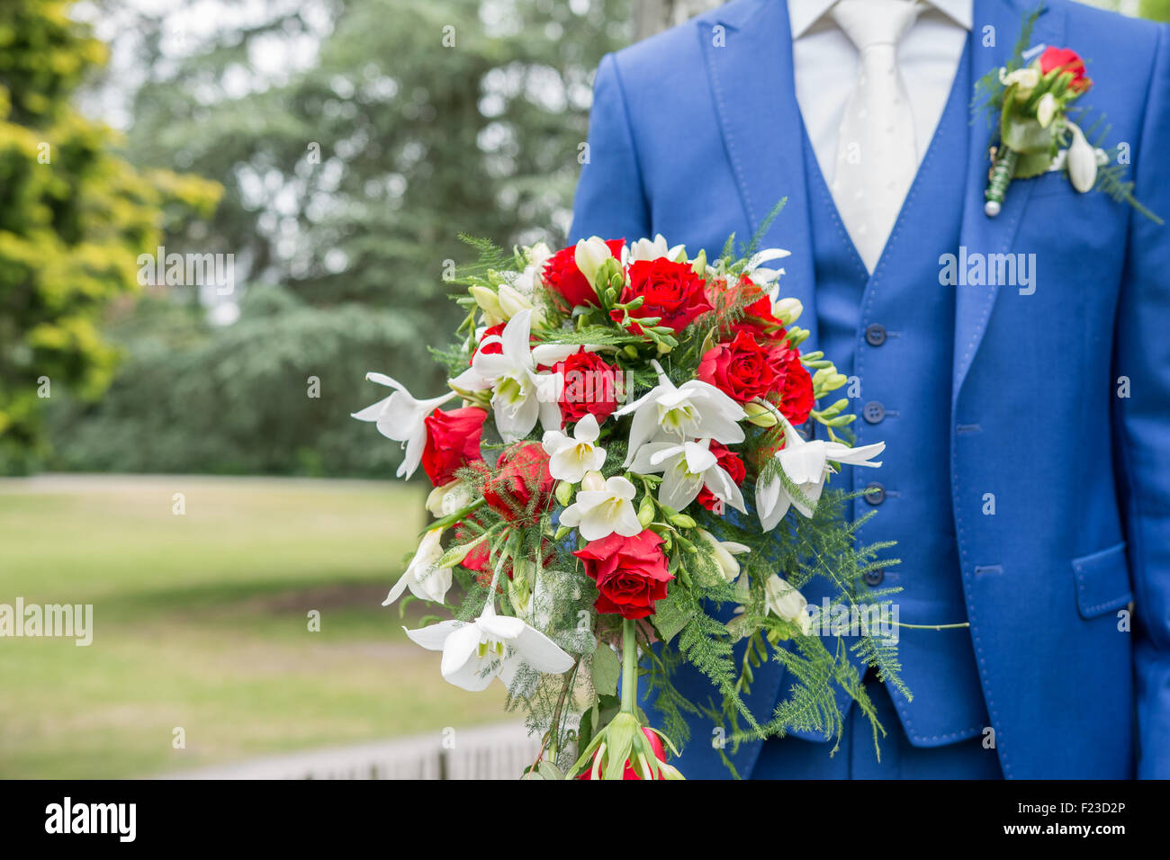 El novio la celebración de boda azul bouquet con traje y corbata blanca Foto de stock