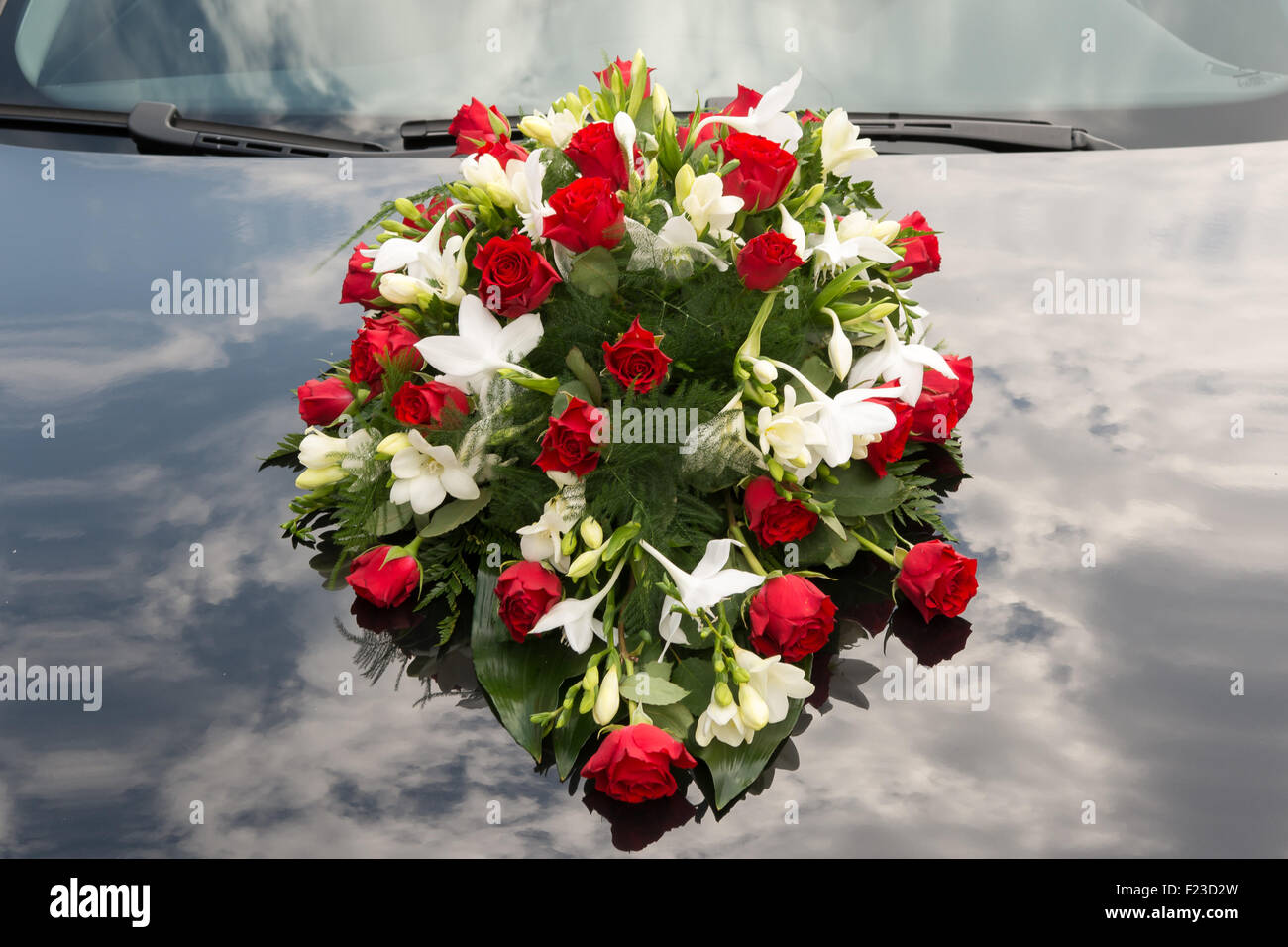 Bouquet de boda en coche Foto de stock