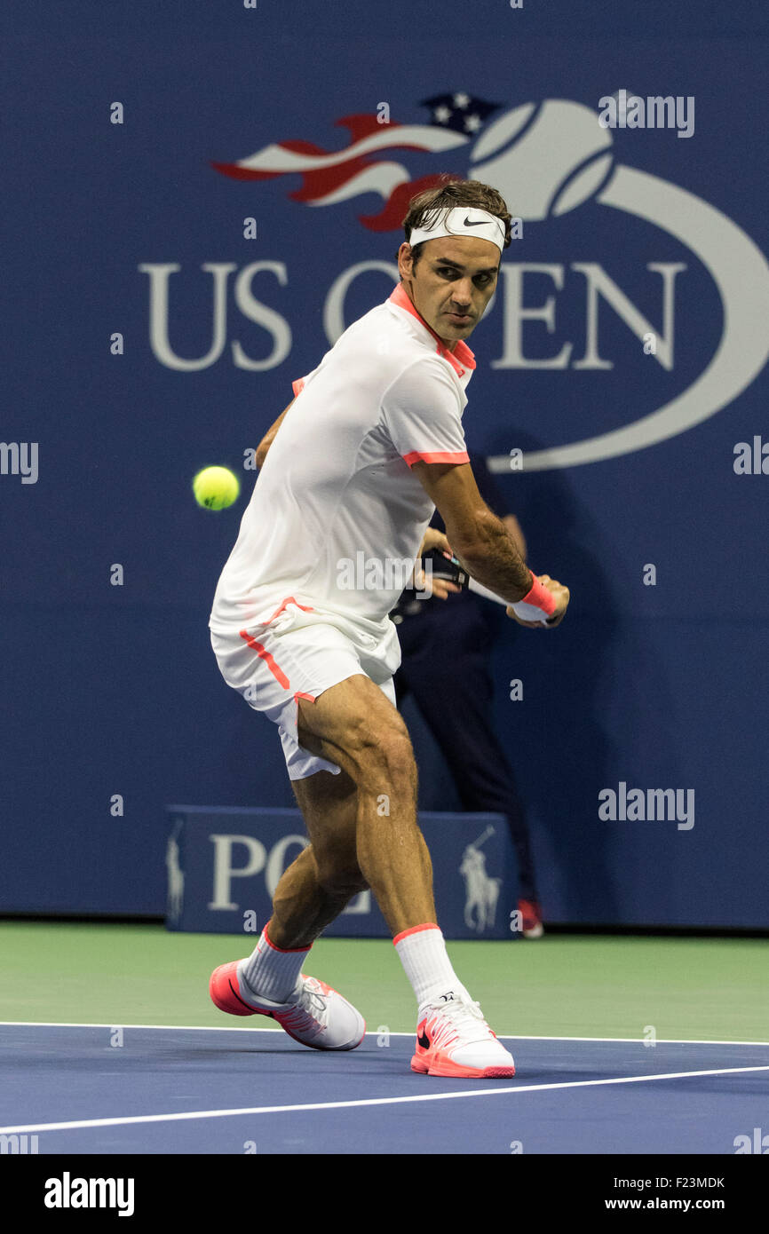 Roger Federer (SUI) compitiendo en el US Open de Tenis 2015 Foto de stock