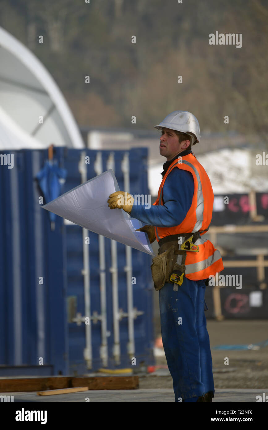 Un generador consulta sus planes en el sitio de construcción Foto de stock