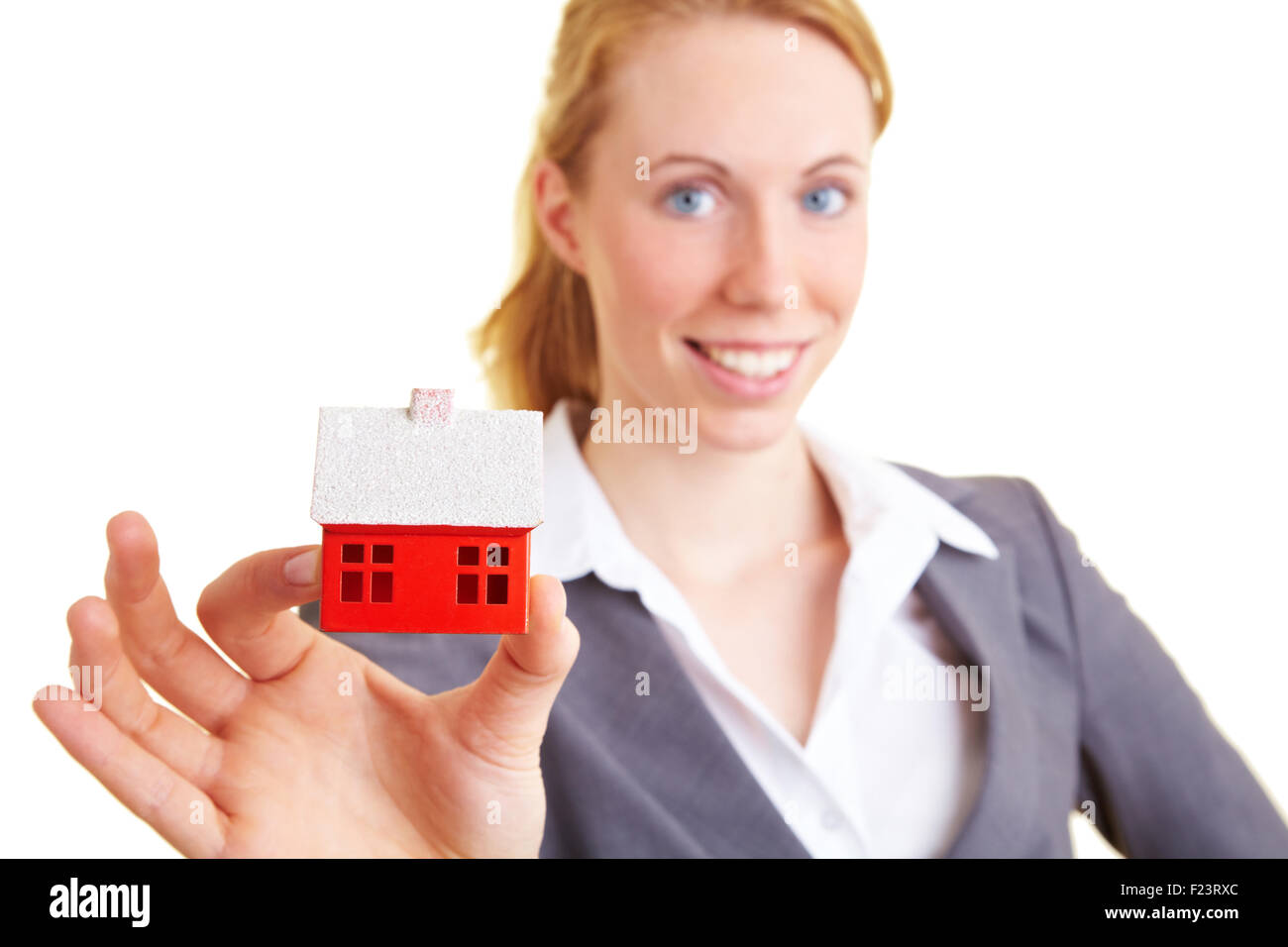 Real Estate Broker sosteniendo una casa en miniatura Foto de stock