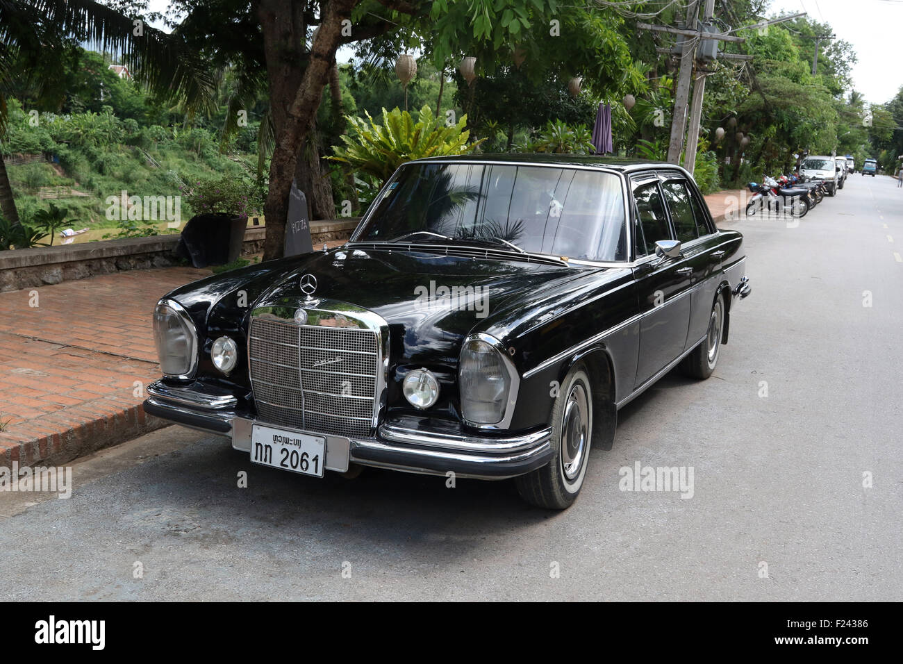 Mercedes negro antiguo coche aparcado en la calle vintage Foto de stock