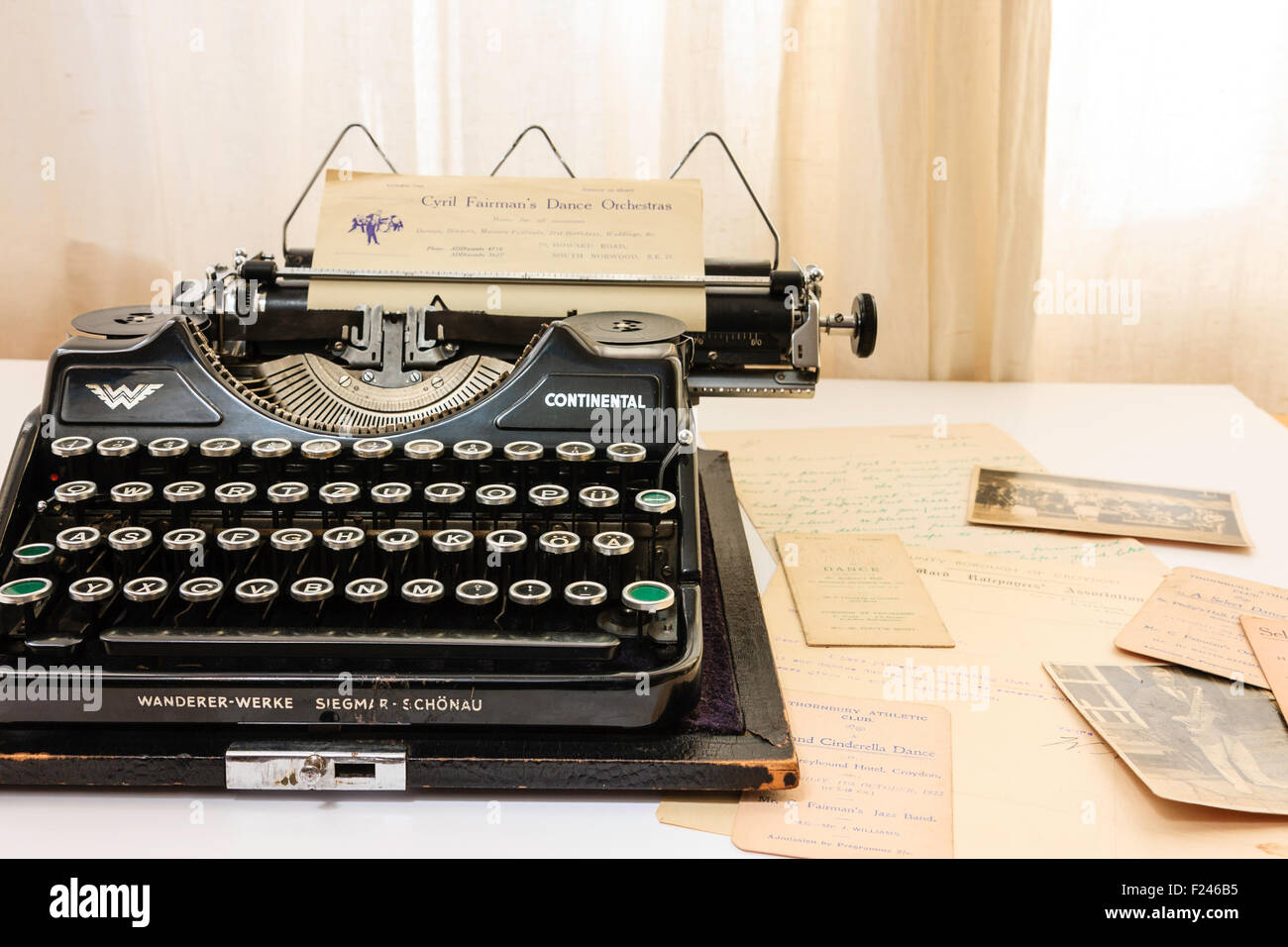 Máquina de escribir alemana antigua hecha por Klein, Wanderer modelo  continental desde 1938. Dispersión de cartas, fotografías y programas de  banda de baile de 1920 Fotografía de stock - Alamy