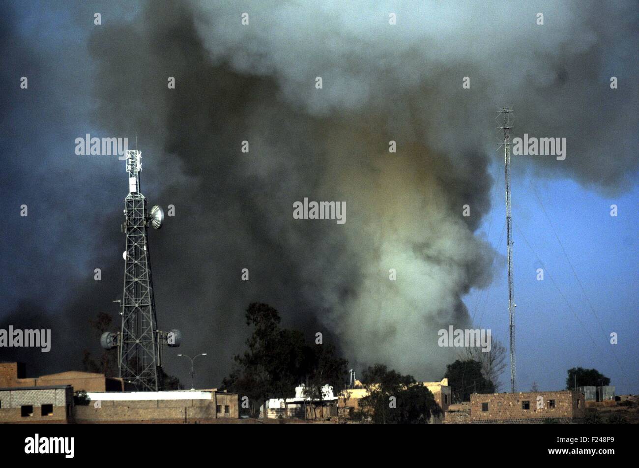 Sanaa, Yemen. 11 Sep, 2015. El humo sube desde la emisora de televisión oficial del Yemen que fue golpeada por los bombardeos aéreos de las fuerzas de la coalición encabezada por Arabia Saudita, en Sanaa, Yemen, el 11 de septiembre de 2015. Crédito: Hani Ali/Xinhua/Alamy Live News Foto de stock