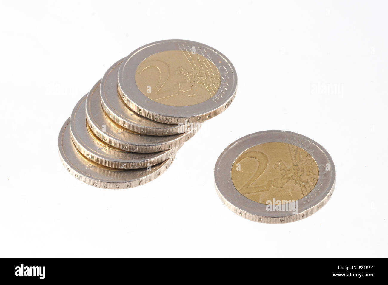 Cerrar foto de dos monedas de euro en un fondo completamente blanco. Foto de stock