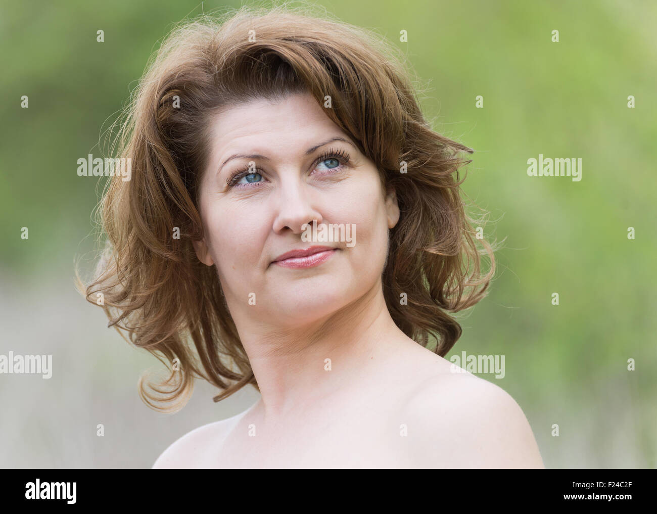Mujer de mediana edad en el parque de verano Foto de stock