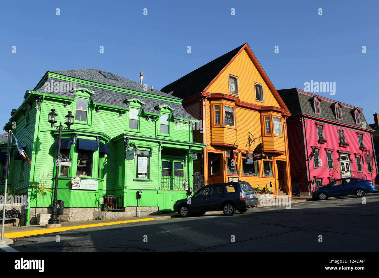 Coloridas casas en King Street en Lunenburg en Nueva Escocia, Canadá. Foto de stock