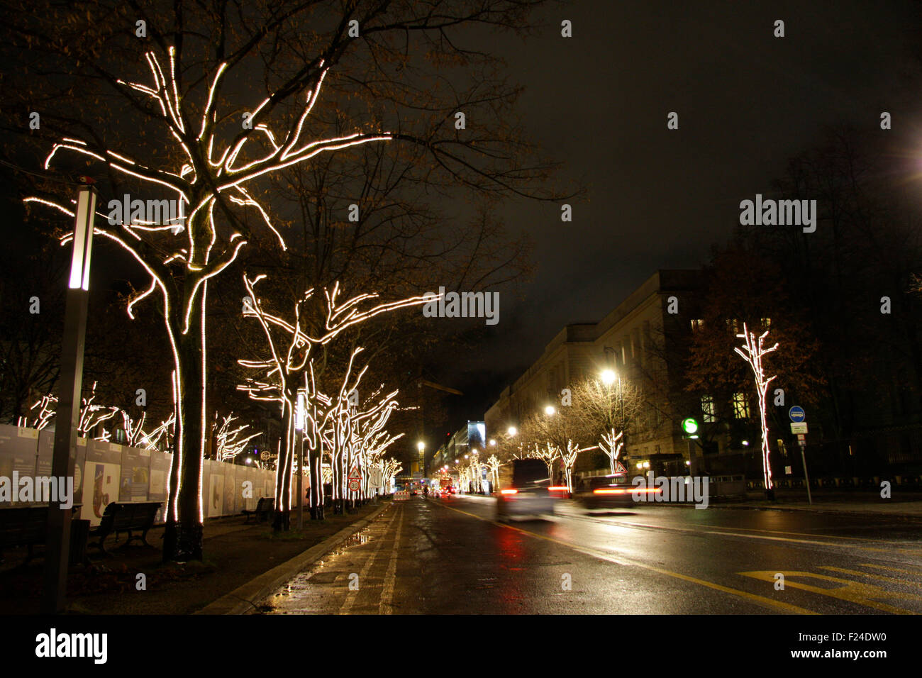 Weihnachten en Berlín: Weihnachtsdekoration an den Baeumen am Boulevard Unter den Linden, Dezember 2013, Berlin-Mitte. Foto de stock