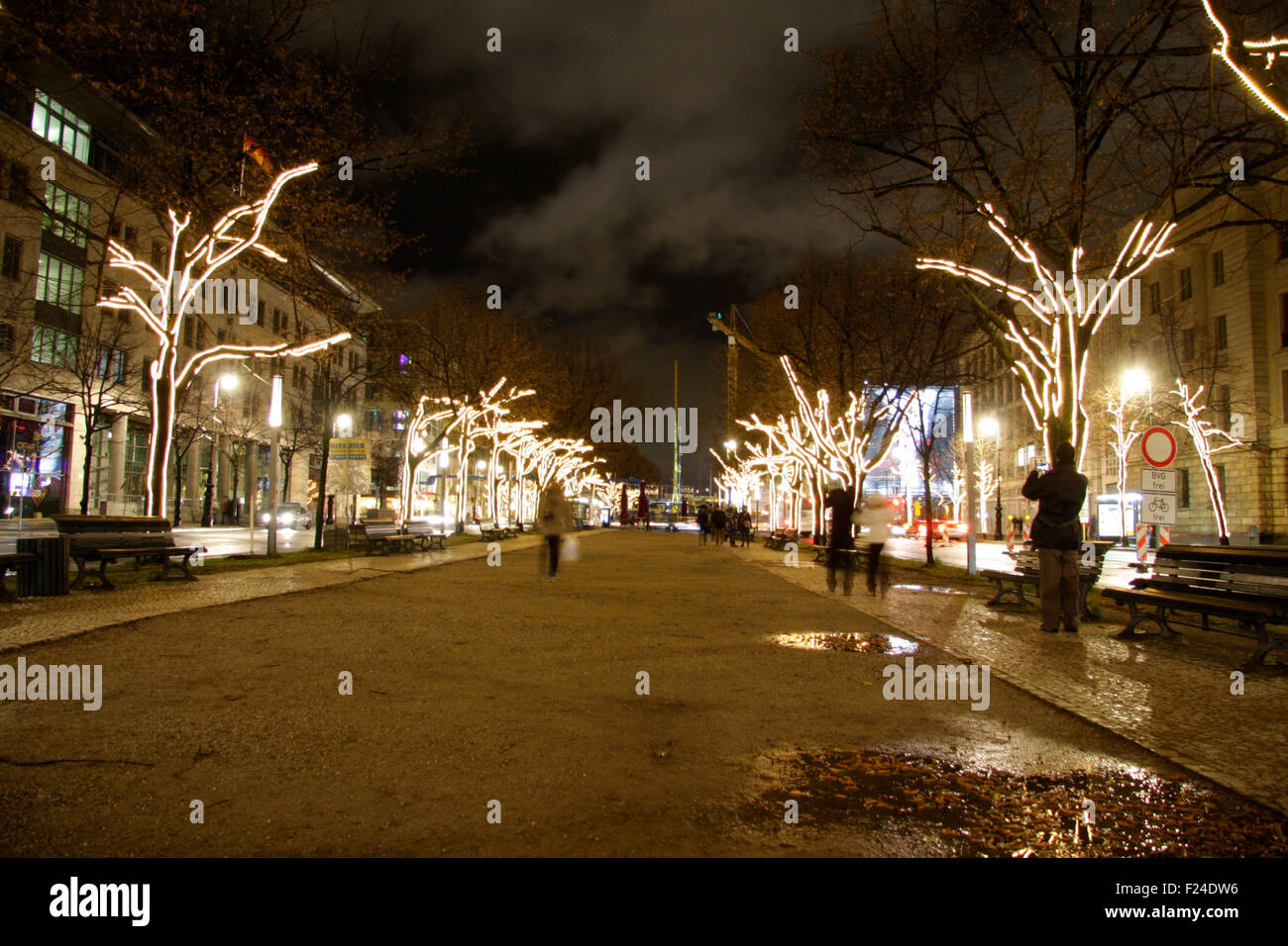 Weihnachten en Berlín: Weihnachtsdekoration an den Baeumen am Boulevard Unter den Linden, Dezember 2013, Berlin-Mitte. Foto de stock