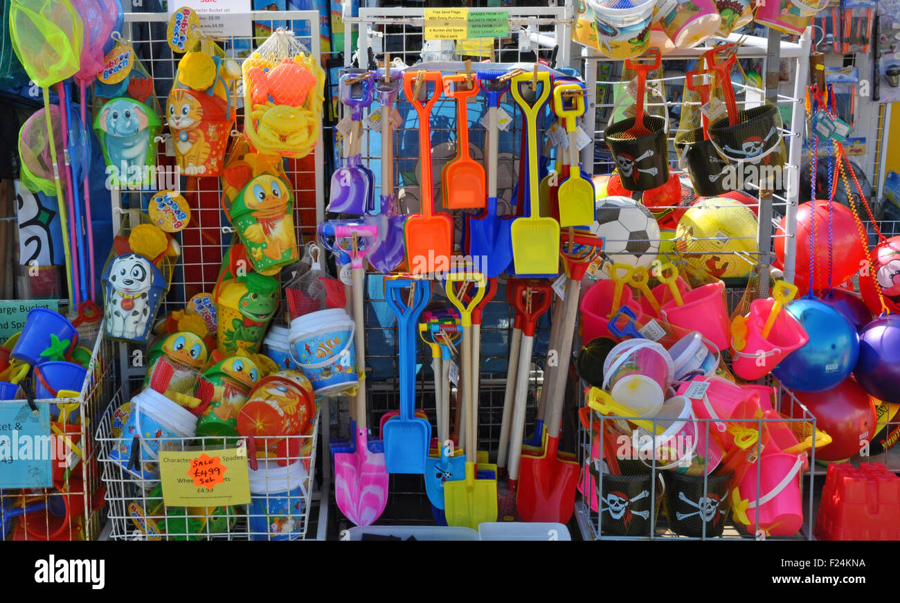 Tienda de juguetes de playa para uso de los niños en la playa, por ejemplo,  palas,cucharas,redes,pelotas Fotografía de stock - Alamy
