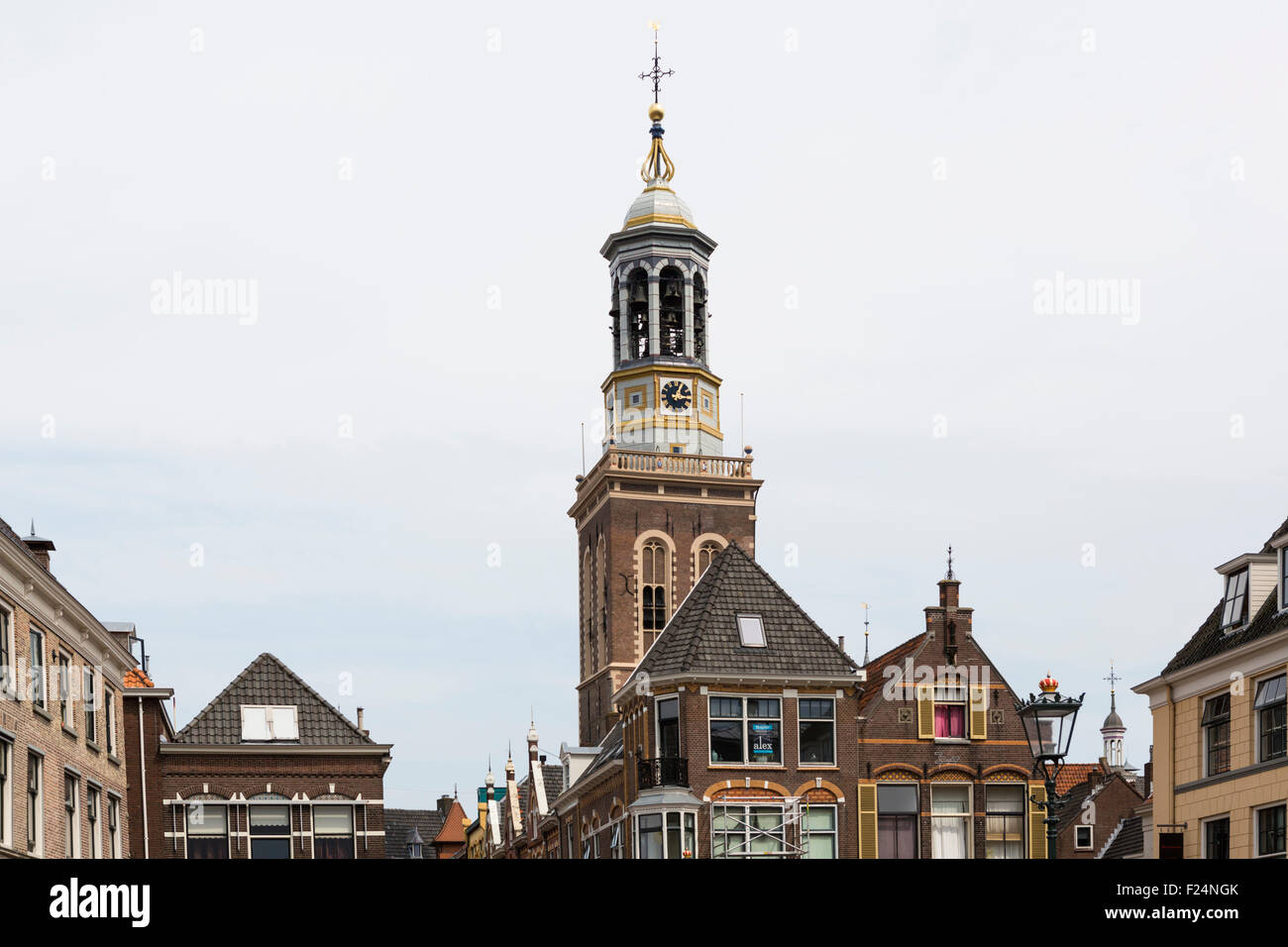 Los edificios históricos y la torre de la iglesia de la ciudad hanseática Kampen en los Países Bajos Foto de stock