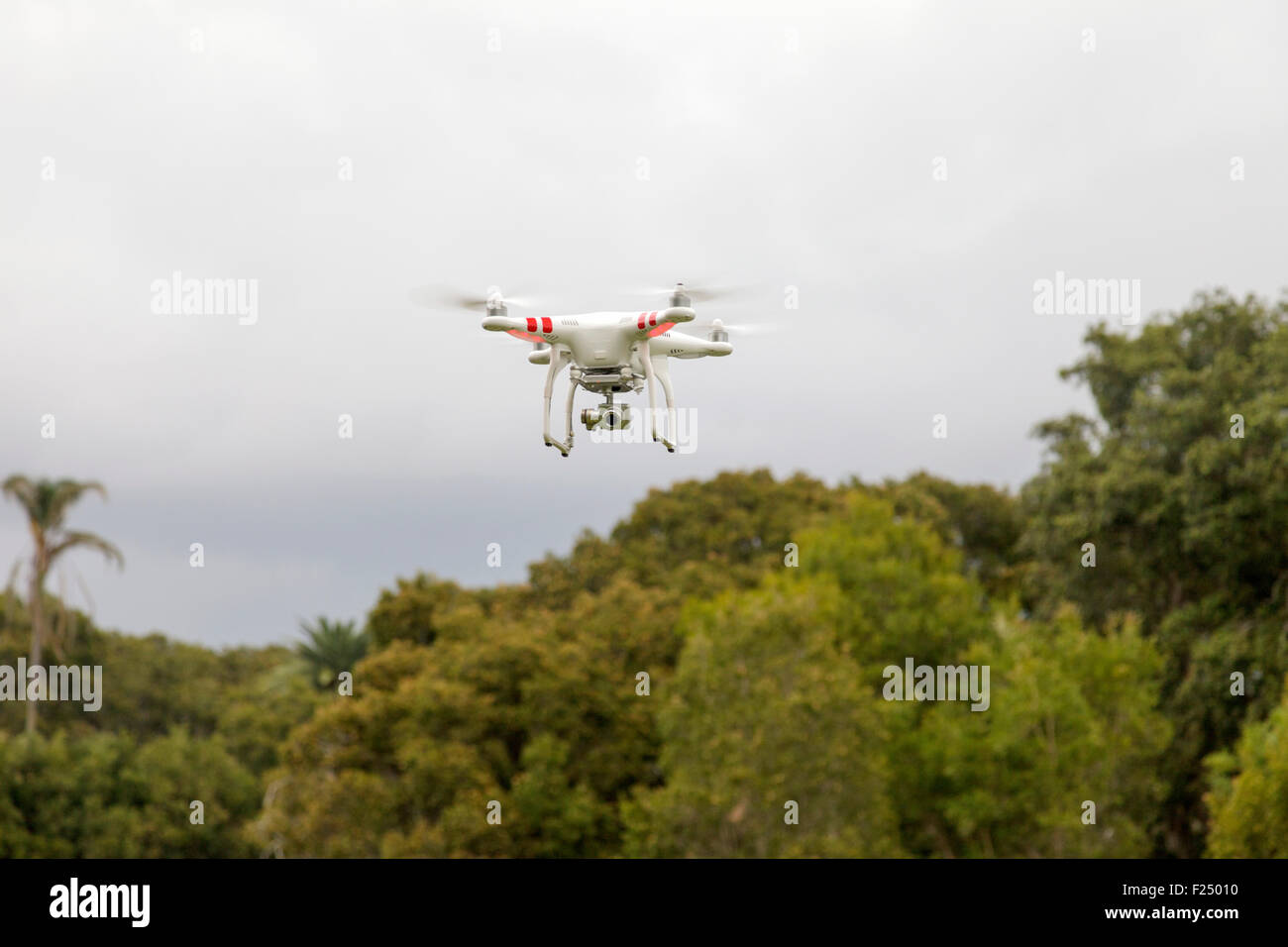 Un vuelo de drone con un gimbal y cámara conectada. Foto de stock