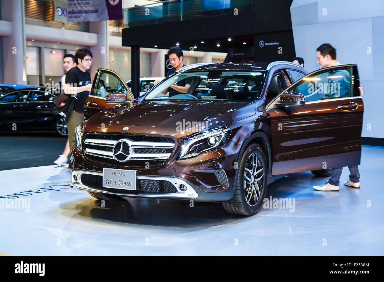 BANGKOK - 30 de marzo: Mercedes-Benz GLA-coche de clase en la exhibición en el 35º Salón Internacional del Automóvil de Bangkok en Tailandia 2014 Foto de stock