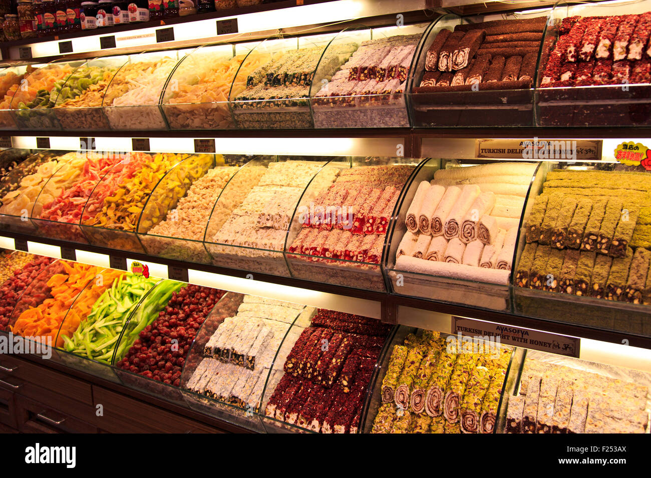Especias y delicias turcas en Estambul, Turquía Foto de stock