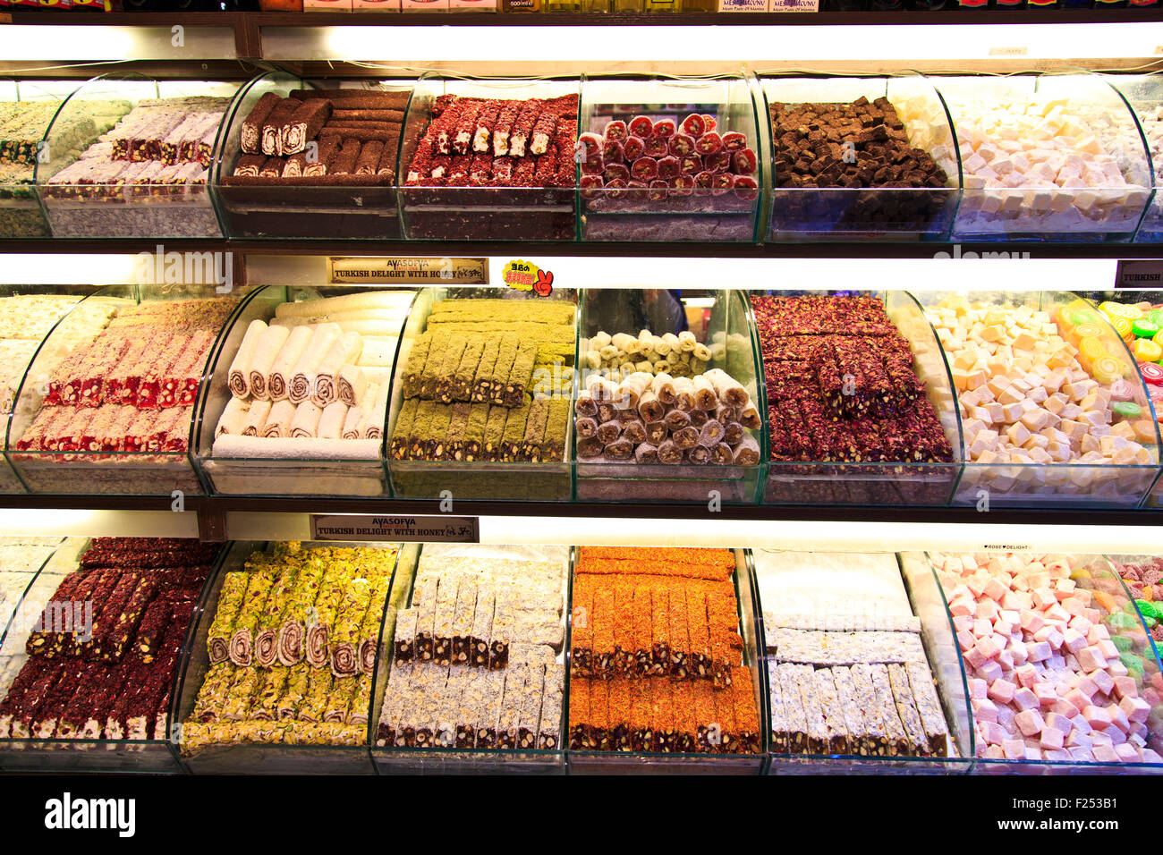 Especias y delicias turcas en Estambul, Turquía Foto de stock