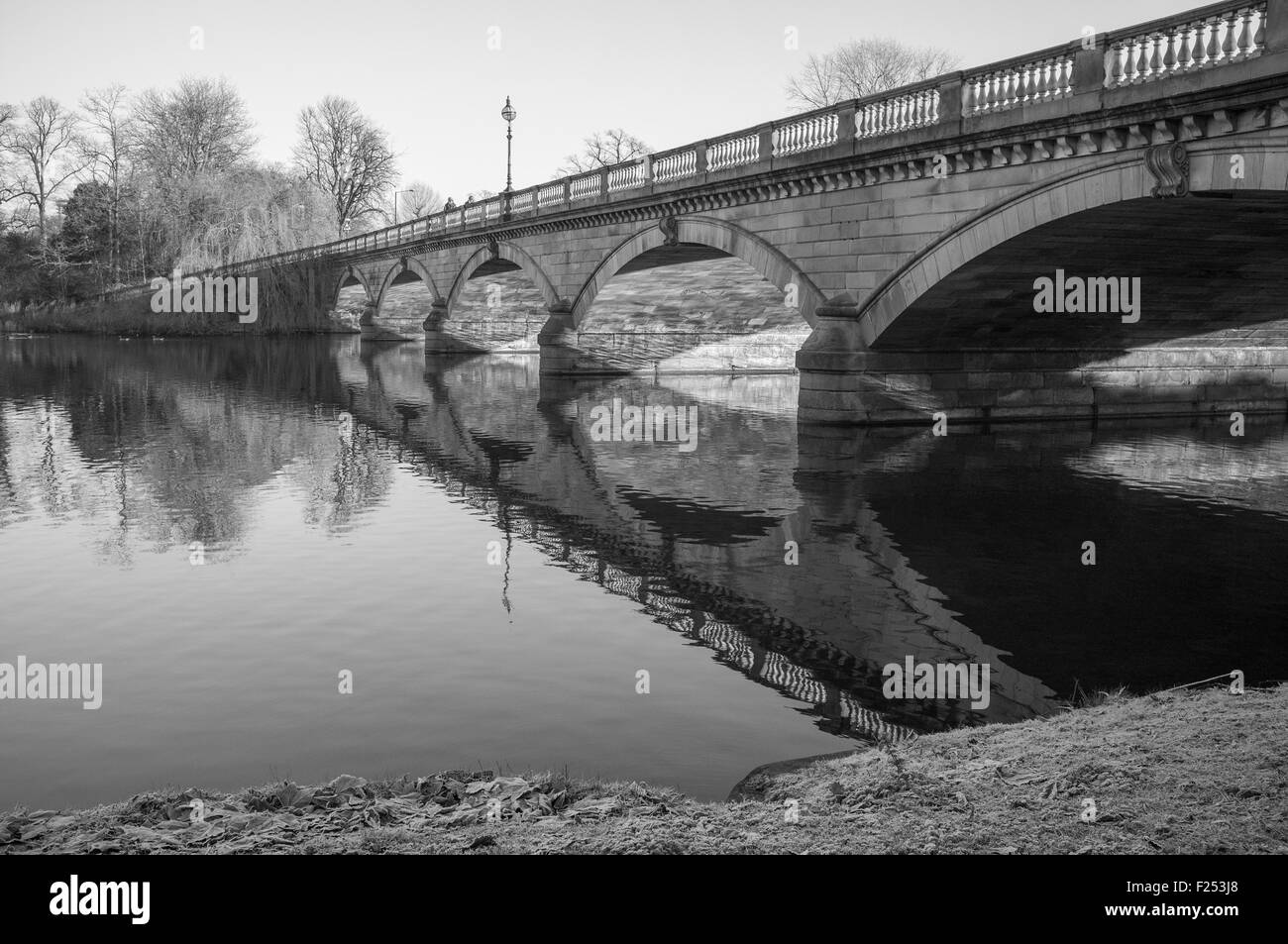 Puente de piedra de río. Foto de stock