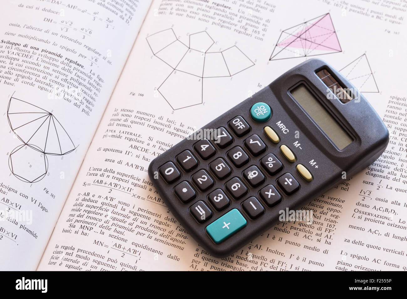 Calculadora de un libro Fotografía de stock - Alamy