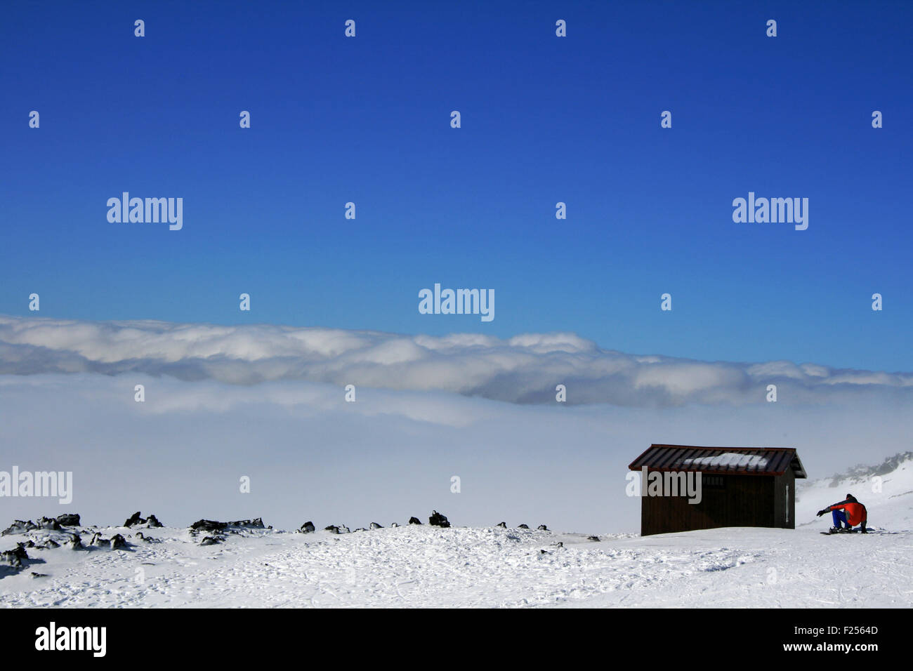 Casa de madera en el Etna, el volcán cubierto por la nieve - Italia Foto de stock