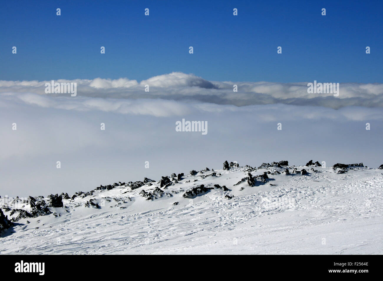 Casa de madera en el Etna, el volcán cubierto por la nieve - Italia Foto de stock