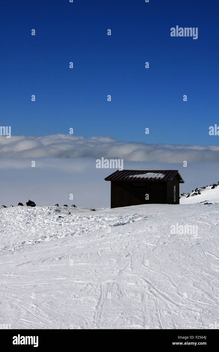 Casa de madera en el Etna, el volcán cubierto por la nieve - Italia Foto de stock