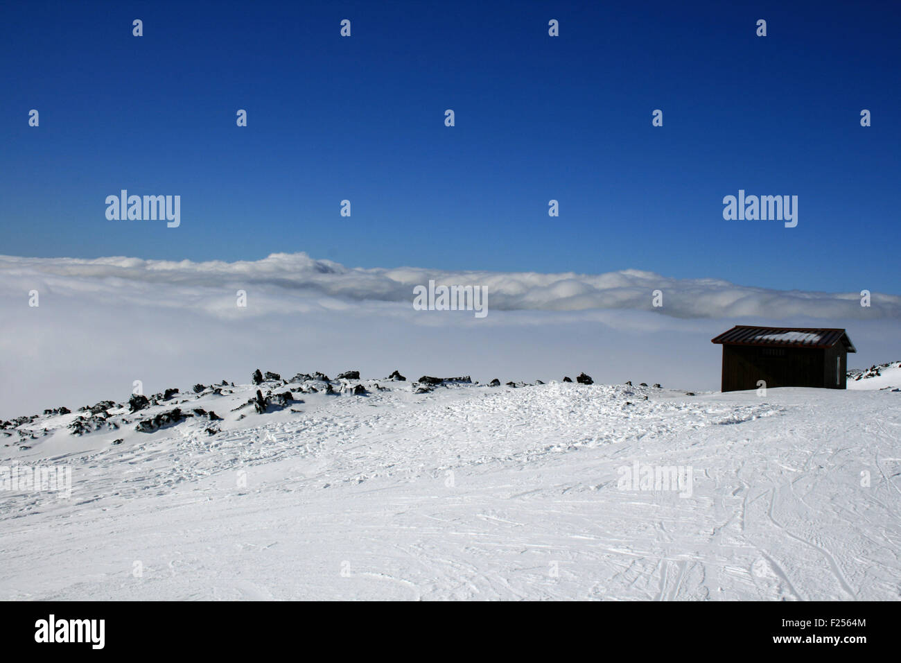 Casa de madera en el Etna, el volcán cubierto por la nieve - Italia Foto de stock
