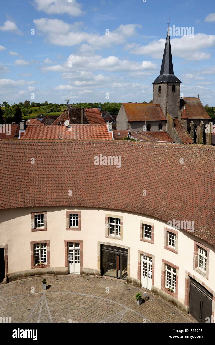 Francia, Moselle, Fenetrange, castillo, con forma de herradura, el patio, la torre campanario de la iglesia de Saint Remi Foto de stock