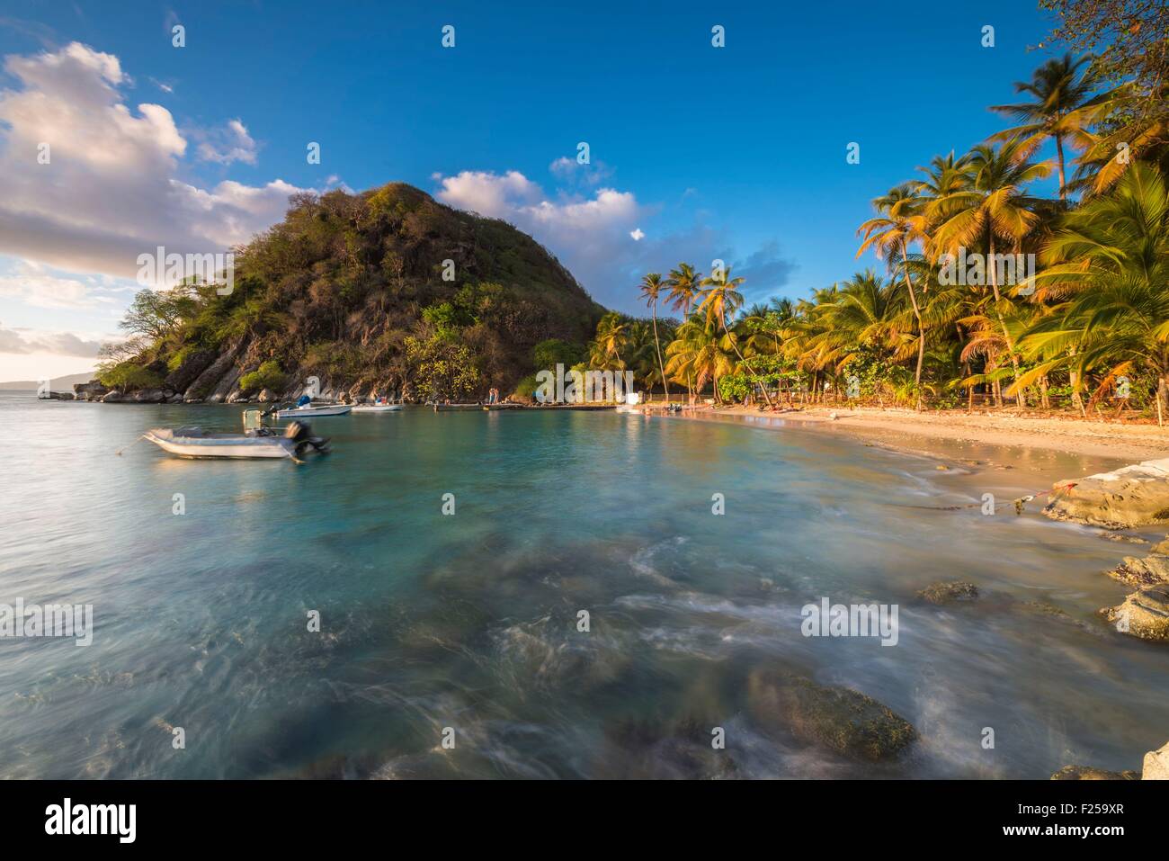 Francia, Guadalupe (Antillas Francesas), Les Saintes archipiélago, Terre de Haut, Anse du Pain de Sucre, pequeña colina volcánica Foto de stock