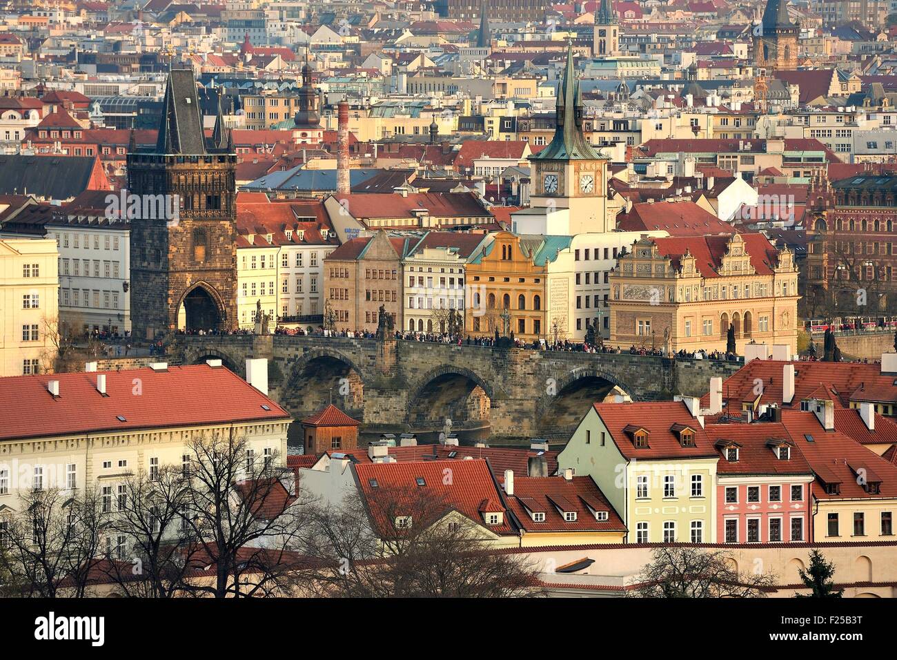 República Checa, Praga, centro histórico catalogado como Patrimonio Mundial por la UNESCO, el Puente de Carlos sobre el río Vltava Foto de stock