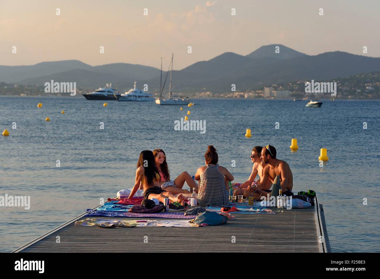 Francia, Var, la bahía de Saint-Tropez, Canebiers, momentos con amigos en el pontón de la playa Canebiers Foto de stock
