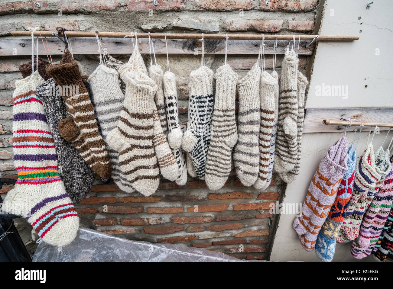 Calcetines de lana a la venta en el stand de recuerdos en Sighnaghi, la región de Kakheti en Georgia Foto de stock