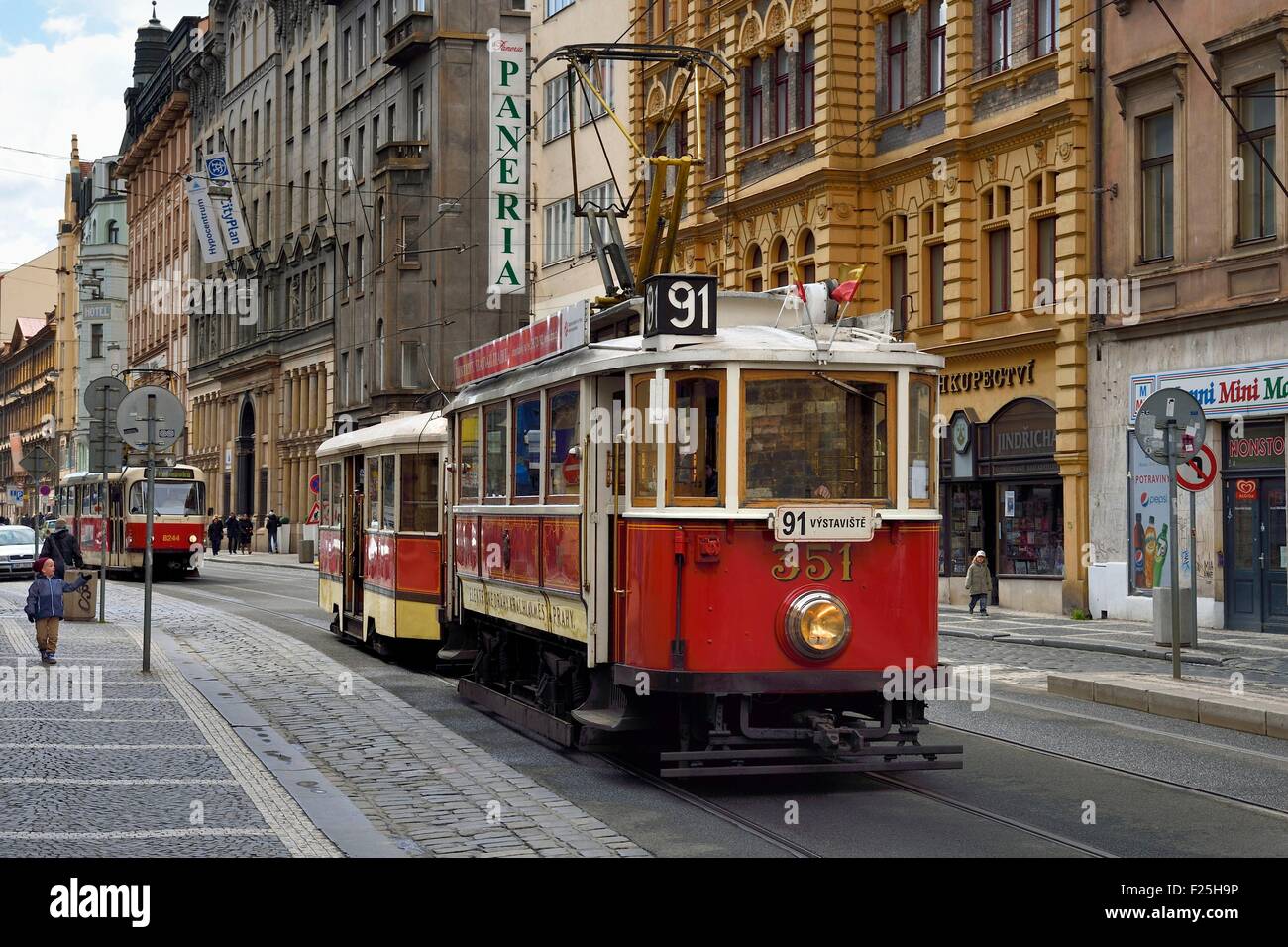 Republica Checa Praga Nove Mesto Tranvia Historico Er En La Calle Jindrisska Volver A Poner En Circulacion Para El Turismo Fotografia De Stock Alamy
