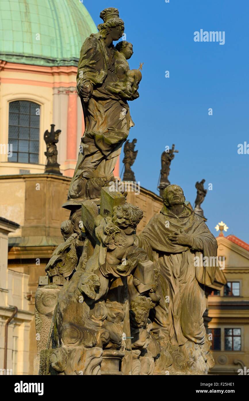 República Checa, Praga, centro histórico catalogado como Patrimonio Mundial por la UNESCO, la estatua en el Puente de Carlos (Karluv Most) Foto de stock