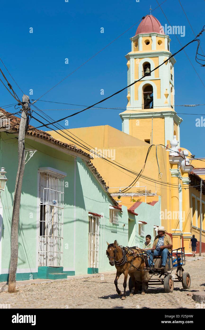 Cuba, provincia de Sancti Spiritus, Trinidad de Cuba listados como Patrimonio Mundial por la UNESCO, San Francisco de Assis iglesia ahora alberga el Museo de la lucha contra los bandidos y fachadas de casas coloniales Foto de stock