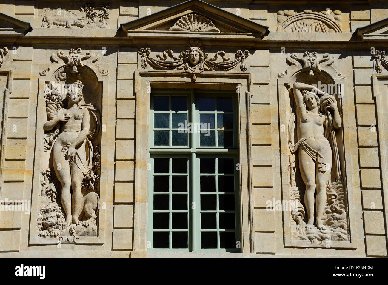 Francia, París, Le Marais, el patio del hotel de Sully. Foto de stock