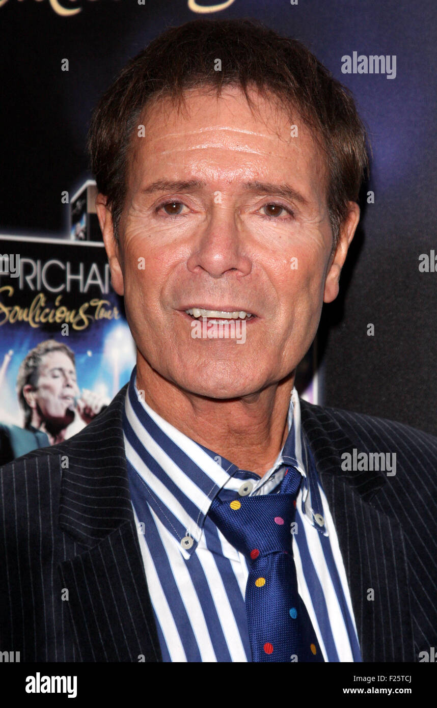 Sir Cliff Richard esta noche negado airadamente ha abusado sexualmente de nadie , policía revela que están ampliando su investigación Foto de stock